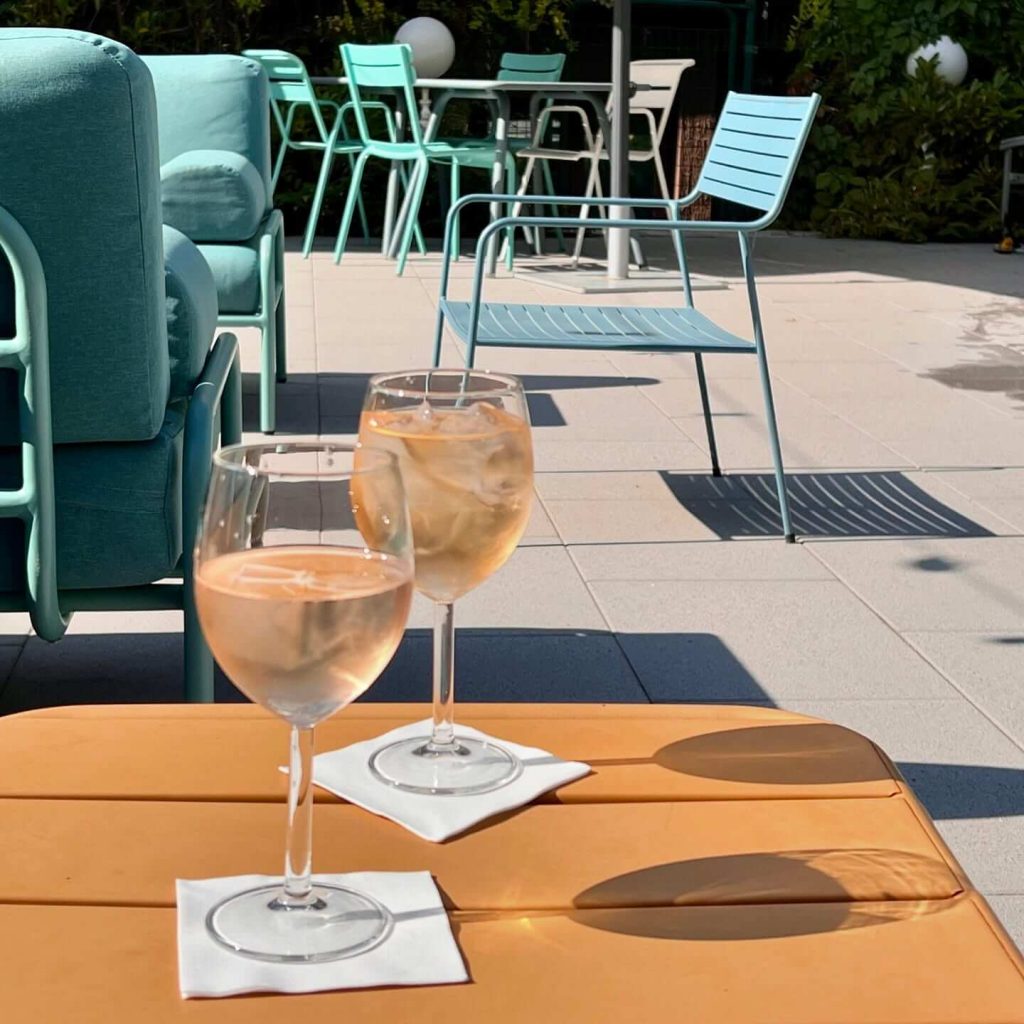 rosé en détente devant la piscine